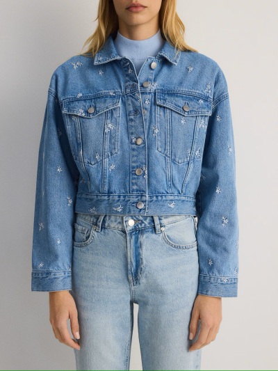 Kurtka_jeansowa_z_haftowanym_wzorem